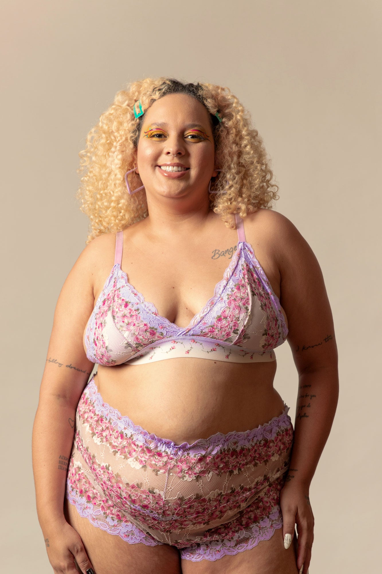 shortinho de renda floral